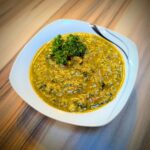 Eine Schale mit Rucola-Pesto