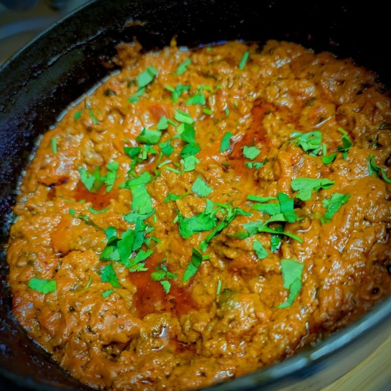Ein Topf mit Tomaten-Hackfleisch-Sauce